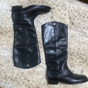 BNWT Frye Melissa Button Pull on Boot